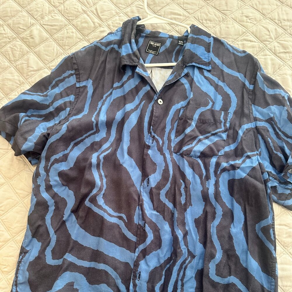 Todd Snyder Men's jungle pattern blue/black short sleeve XXL